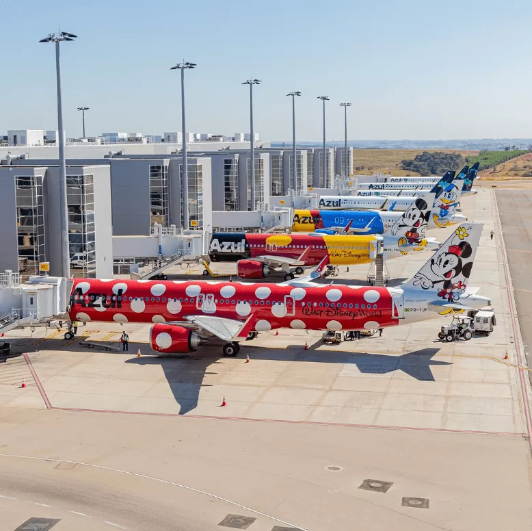 Aeroporto de Viracopos - Fotão feito no dia que a frota mágica da @azulinhasaereas estava em nosso pátio, pelo @alexandre_spotter - CHM Transportes